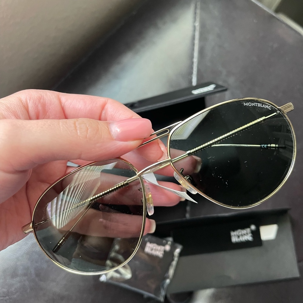 New with case MONTBLANC
61MM Pilot Sunglasses
YELLOW GREEN, One Size